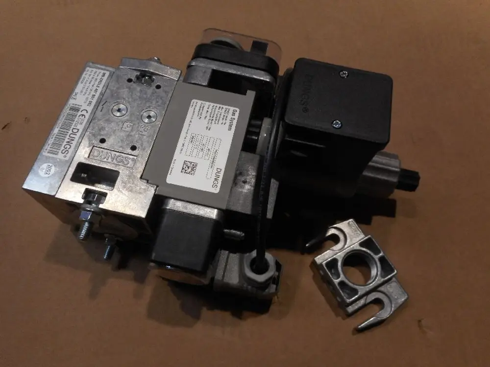 Gasventil von Dungs, gefertigt aus Metall, mit einer elektrischen Betätigungseinheit. Teil eines Heizsystems, möglicherweise kompatibel mit Remeha-Anwendungen.